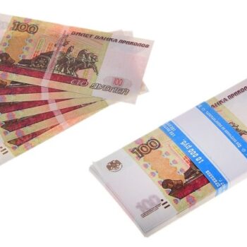 Пачка денег 100 рублей